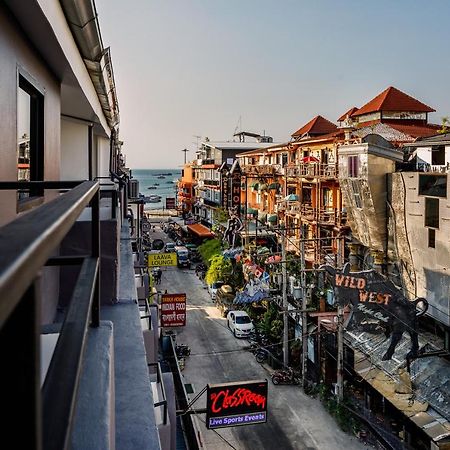 The Classroom Hotel Pattaya Exterior photo